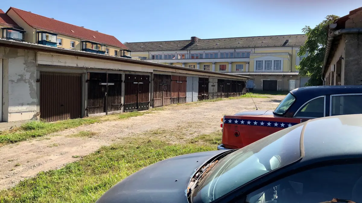Garagenkomplex nordwestlich des Kulturhauses in Rüdersdorf. Er soll, so der Plan des Eigentümers, einer Wohnbebauung Platz machen.