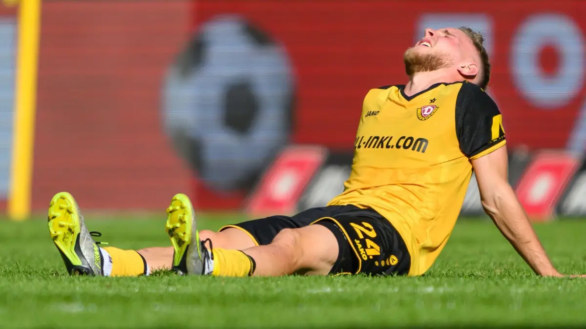 SG Dynamo Dresden - FC Hansa Rostock: 21.09.2024, Sachsen, Dresden: Fußball: 3. Liga, SG Dynamo Dresden - FC Hansa Rostock, 6. Spieltag, Rudolf-Harbig-Stadion. Dynamos Tony Menzel sitzt nach dem Spiel am Boden. Foto: Robert Michael/dpa/ZB - Honorarfrei nur für Bezieher des Dienstes ZB-Funkregio Ost +++ ZB-FUNKREGIO OST +++