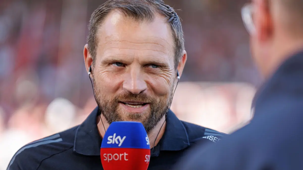 1. FC Union Berlin - TSG 1899 Hoffenheim: 21.09.2024, Berlin: Fußball: Bundesliga, 1. FC Union Berlin - TSG 1899 Hoffenheim, 4. Spieltag, An der Alten Försterei. Trainer Bo Svensson von Union Berlin im Interview vor Spielbeginn. Foto: Andreas Gora/dpa - WICHTIGER HINWEIS: Gemäß den Vorgaben der DFL Deutsche Fußball Liga bzw. des DFB Deutscher Fußball-Bund ist es untersagt, in dem Stadion und/oder vom Spiel angefertigte Fotoaufnahmen in Form von Sequenzbildern und/oder videoähnlichen Fotostrecken zu verwerten bzw. verwerten zu lassen. +++ dpa-Bildfunk +++