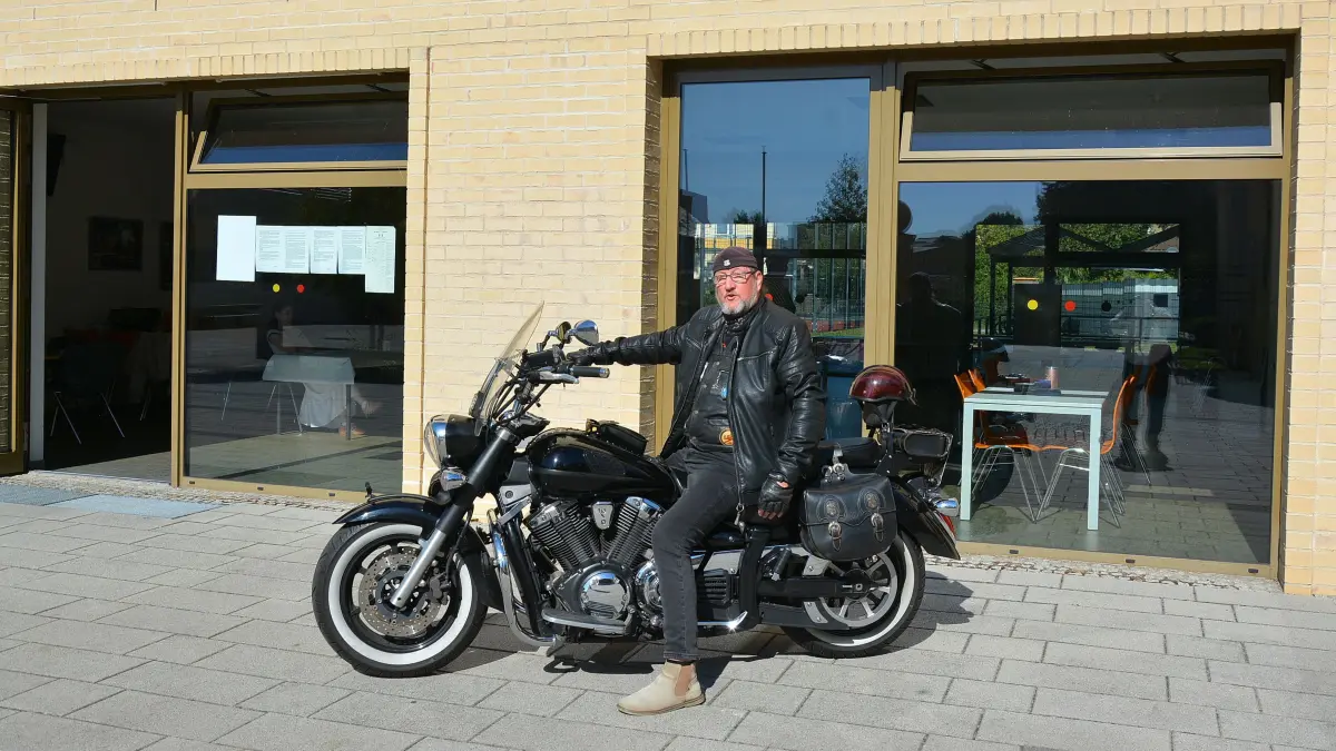 Wilfried Muschack wählt im Wahllokal am Strittmatter Gymnasium in Spremberg.
