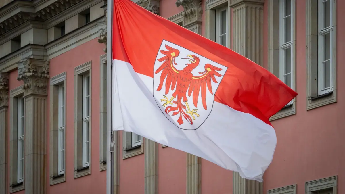 Wahlen zum Brandenburger Landtag: ARCHIV - 11.09.2024, Brandenburg, Potsdam: Die Landesflagge mit dem roten Brandenburger Adler weht im Hof des Brandenburger Landtages. (zu dpa: «Analyse: SPD setzt sich stark von Bundestrend ab») Foto: Soeren Stache/dpa +++ dpa-Bildfunk +++