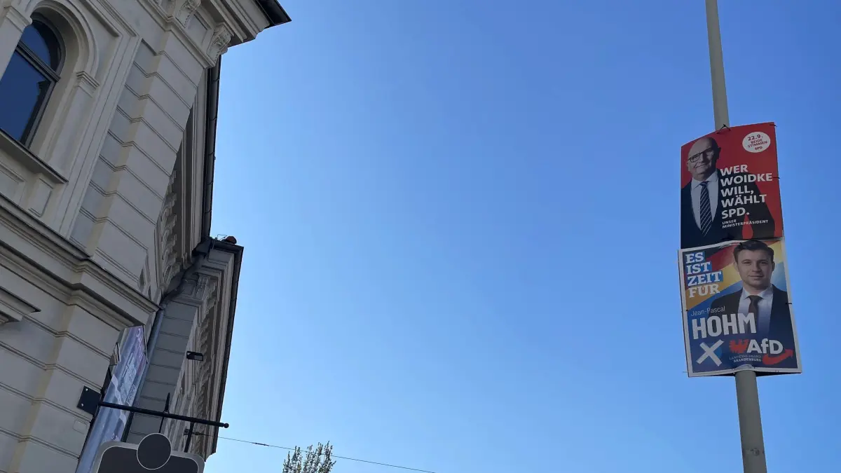 Vor dem Gladhouse in Cottbus hängen am Wahltag der Landtagswahl 2024 noch zwei Wahlplakate. Im Gladhouse befindet sich das Wahllokal für den Wahlbezirk 120 für Cottbus. Wahlplakate dürfen am Wahltag nicht in unmittelbarer Nähe eines Wahllokals hängen. In diesem Fall sind die Plakate weit genug vom Eingang zu Wahllokal auf der Rückseite des Gladhouses entfernt.