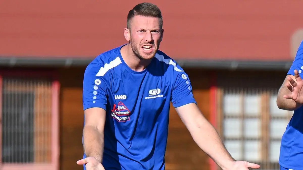 Fussball : Fürstenwalde, Fussball Landesklasse Süd, Pneumant Fürstenwalde - Victoria Seelow, Elias Wroblewski am Boden, wie sehr oft, lag immer ein Spieler, Philipp Sellmann, Alec Walter Buder und SF Tim Lück h.v.l.
FOTO BENK 21.09.2022