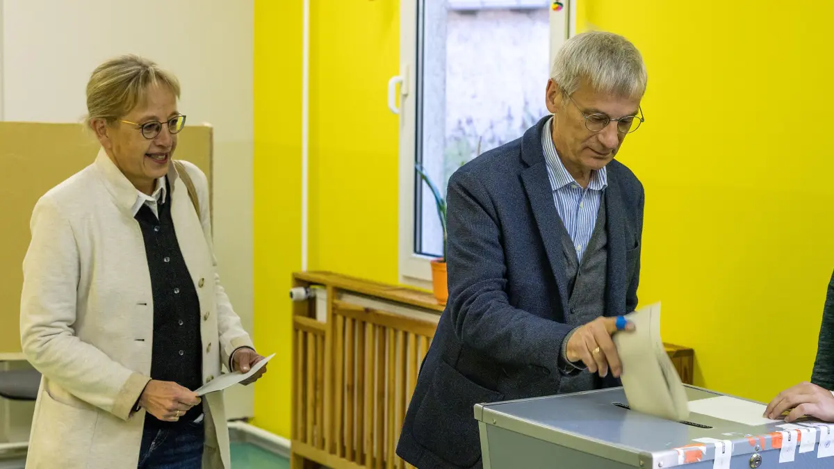 Hans-Christoph Berndt, Spitzenkandidat der AfD zur Landtagswahl in Brandenburg, und seine Frau geben ihre Stimmzettel ab. In Brandenburg findet am Sonntag die Landtagswahl statt. +++ dpa-Bildfunk +++
