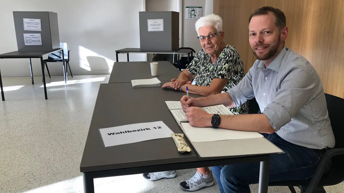 Landtagswahl in Brandenburg: Die beiden Wahlhelfer Charlotte Gransow und Clemens Sudhof aus dem Wahllokal, das in Frankfurt (Oder) wegen des Hochwasseralarms vom Buschmühlenweg ins Rathaus umziehen musste.