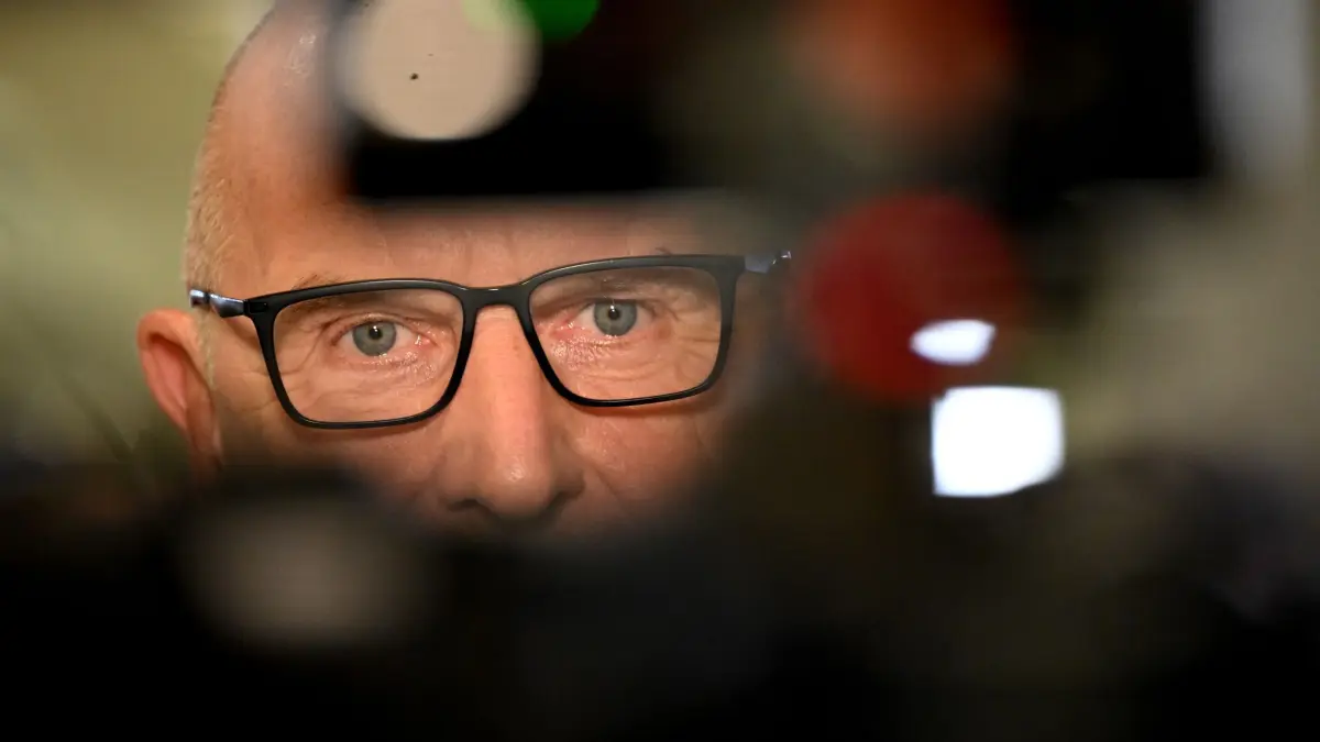 Landtagswahl in Brandenburg: 22.09.2024, Brandenburg, Potsdam: Dietmar Woidke, Ministerpräsident und Vorsitzender der SPD in Brandenburg, spricht während eines Interviews. In Brandenburg fand am Sonntag die Landtagswahl statt. Foto: Sebastian Christoph Gollnow/dpa +++ dpa-Bildfunk +++