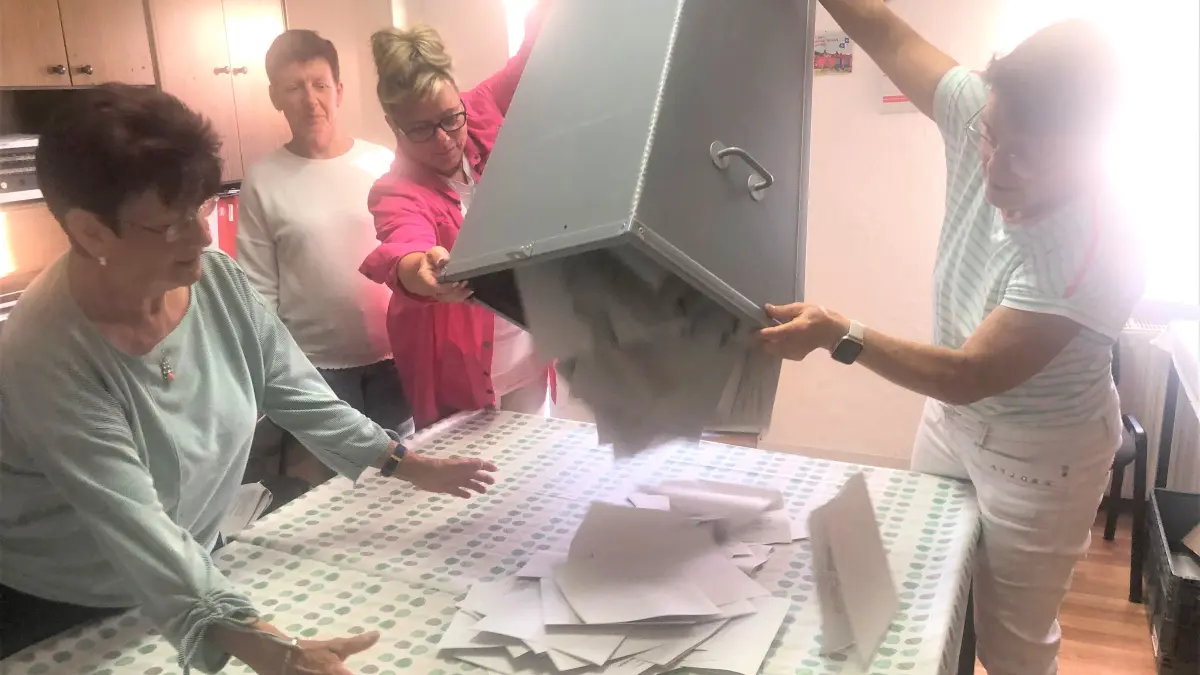 Die Urne wird geleert: In Spechthausen, dem kleinsten Ortsteil von Eberswalde, ist der Wahlvorstand komplett in Frauenhand. Geleitet wird das Auszählen wie eigentlich immer von Annegret Grundmann (r.).
