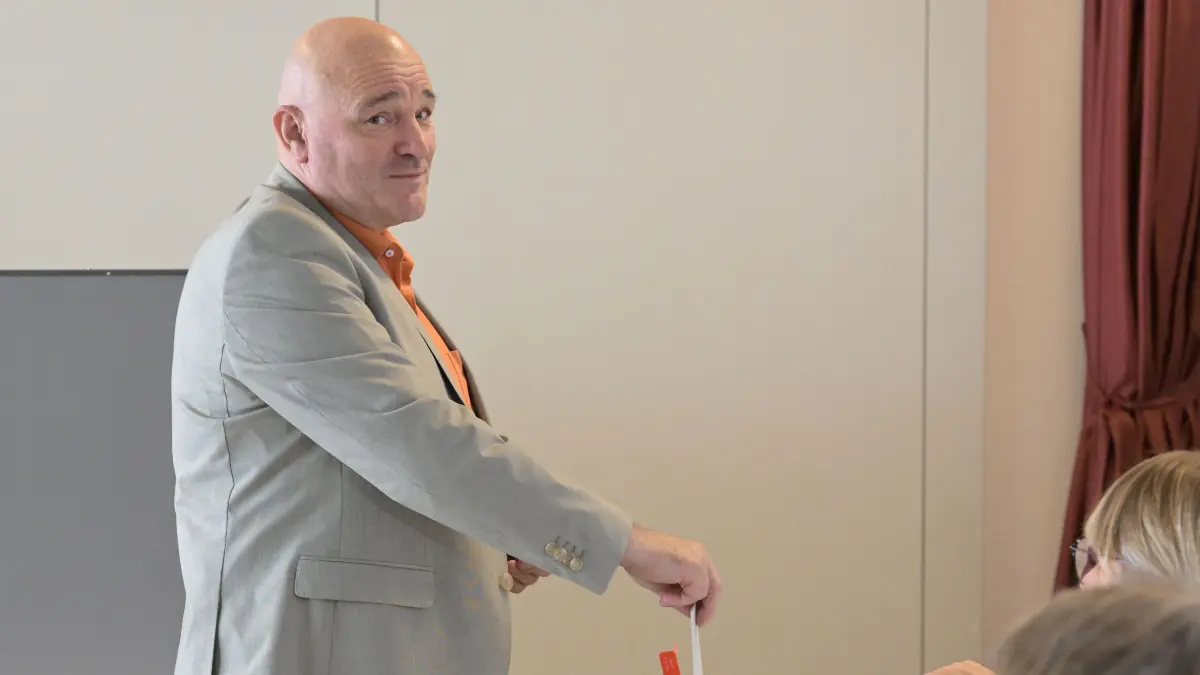 Robert Crumbach, Spitzenkandidat des Bündnis Sahra Wagenknecht (BSW) in Brandenburg, gibt in einem Wahllokal seine Stimme ab. In Brandenburg findet am Sonntag die Landtagswahl statt. +++ dpa-Bildfunk +++