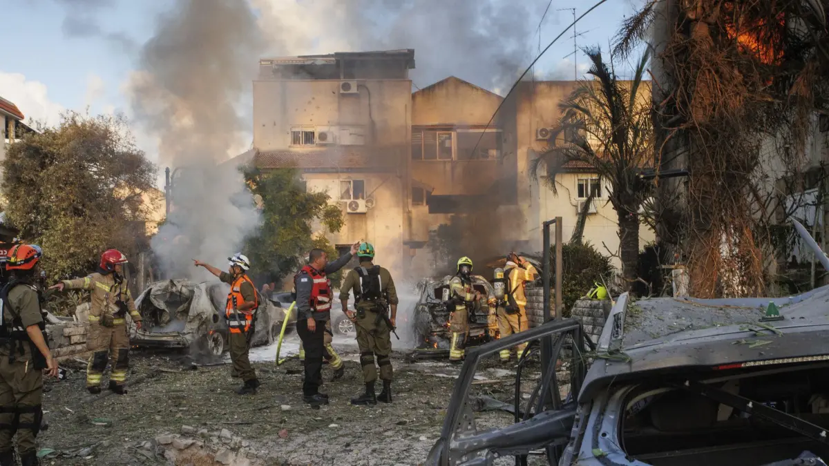 22.09.2024, Israel, Kirjat Bialik: Israelische Sicherheitskräfte arbeiten in der Stadt nordöstlich von Haifa an der Stelle, die von einer aus dem Libanon abgefeuerten Rakete getroffen wurde. Foto: Gil Nechushtan/AP +++ dpa-Bildfunk +++