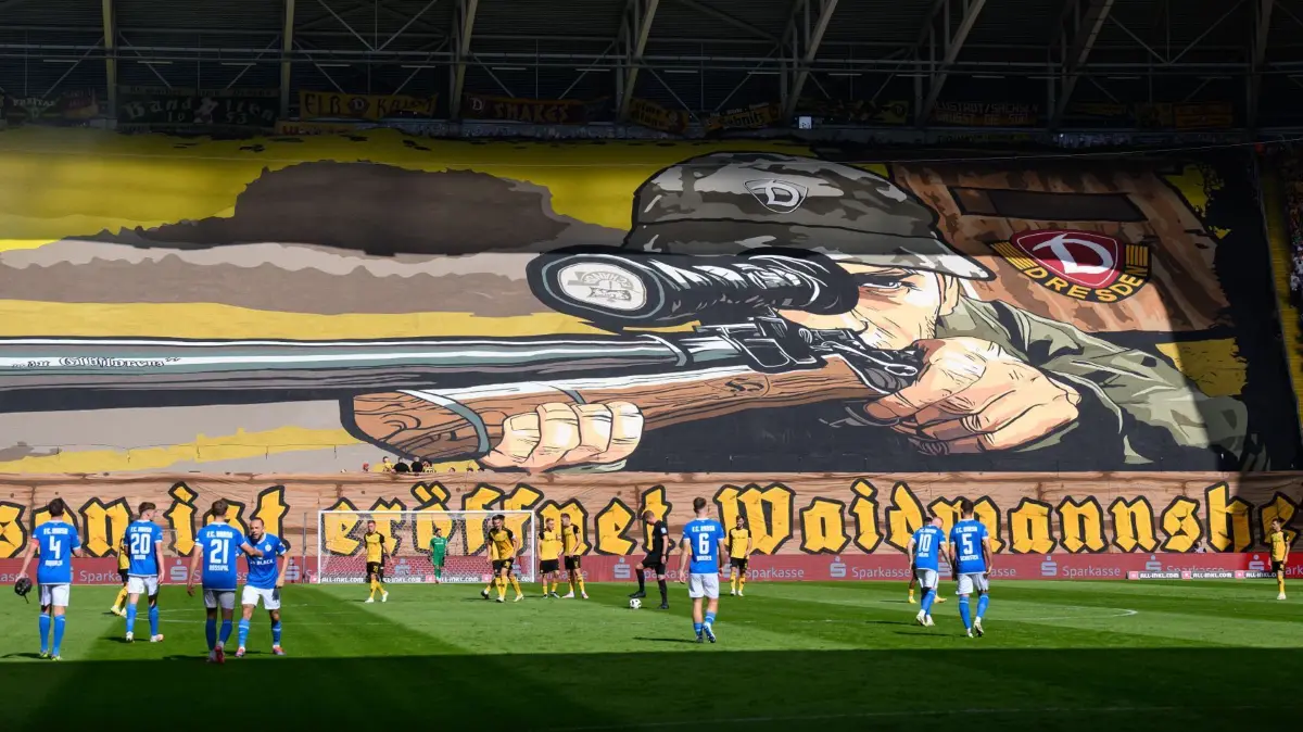 SG Dynamo Dresden - FC Hansa Rostock: 21.09.2024, Sachsen, Dresden: Fußball: 3. Liga, SG Dynamo Dresden - FC Hansa Rostock, 6. Spieltag, Rudolf-Harbig-Stadion. Dynamos Fans im K-Block zeigen eine Blockfahne. (zu dpa: «Dresden patzt, Aue rettet, Cottbus dominiert») Foto: Robert Michael/dpa +++ dpa-Bildfunk +++