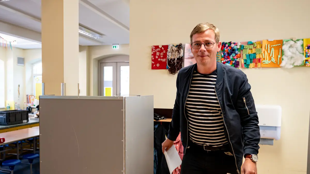 Sebastian Walter, Spitzenkandidat die Linke Brandenburg, gibt seine Stimme im Wahllokal ab. In Brandenburg findet am Sonntag (22.09.2024) die Landtagswahl statt. +++ dpa-Bildfunk +++