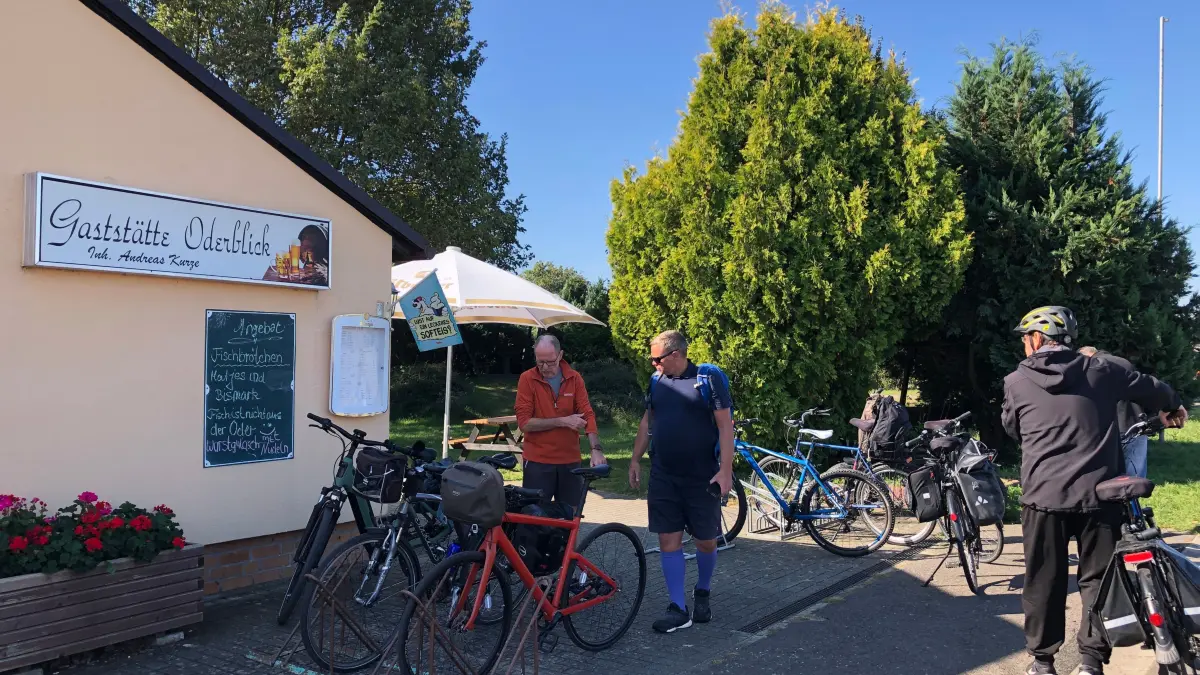 Ratzdorf am 22.9.2024, Hochwasser lockt Spaziergänger, Radfahrer und Touristen an, Wahl im Anglerheim