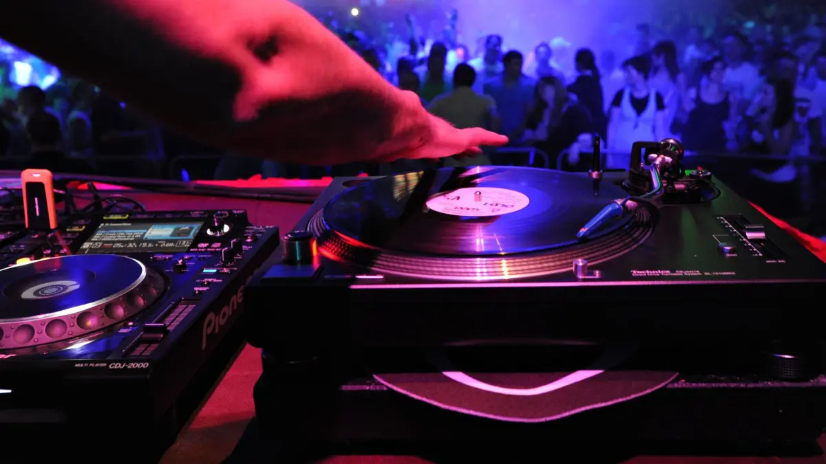 ARCHIV - Ein Dj legt am 04.06.2011 bei der Berlin Summer Rave Techno-Musik auf. Steuerprobleme im Nachtleben der Hauptstadt machen derzeit Schlagzeilen. Der Hintergrund: Gilt ein Abend als Party oder Tanzveranstaltung, werden die Einnahmen an der Tür mit 19 Prozent Umsatzsteuer belegt.
Für Konzerte und Theater, die so als Kunst vom Staat gefördert werden, gilt hingegen der ermäßigte Satz von 7 Prozent. Foto: Emily Wabitsch dpa/lbn (zu dpa-Korr: "Berliner Clubs zu Steuerstreit: DJs sind Künstler" vom 12.11.2011) +++(c) dpa - Bildfunk+++