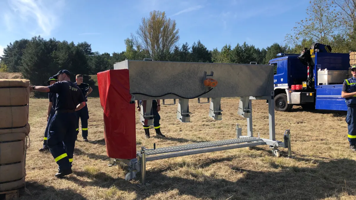 Hochwasser der Oder 23.9.2024, Aufbau der Hochwasserschutzwand in Ratzdorf und Vorbereitungen des THW auf dem Inselplatz in Eisenhüttenstadt