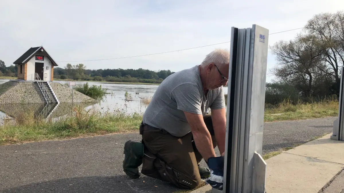 In Ratzdorf wird von Uwe Drange die Spundwand aufgebaut.