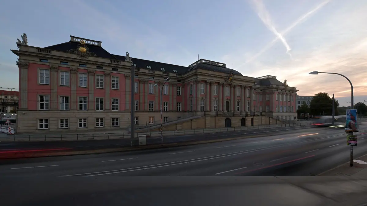 Nach der Landtagswahl in Brandenburg: 23.09.2024, Brandenburg, Potsdam: Kondensstreifen formen ein Kreuz über dem Brandenburger Landtag im Morgengrauen. In Brandenburg fand am Sonntag die Landtagswahl statt. Foto: Michael Bahlo/dpa +++ dpa-Bildfunk +++