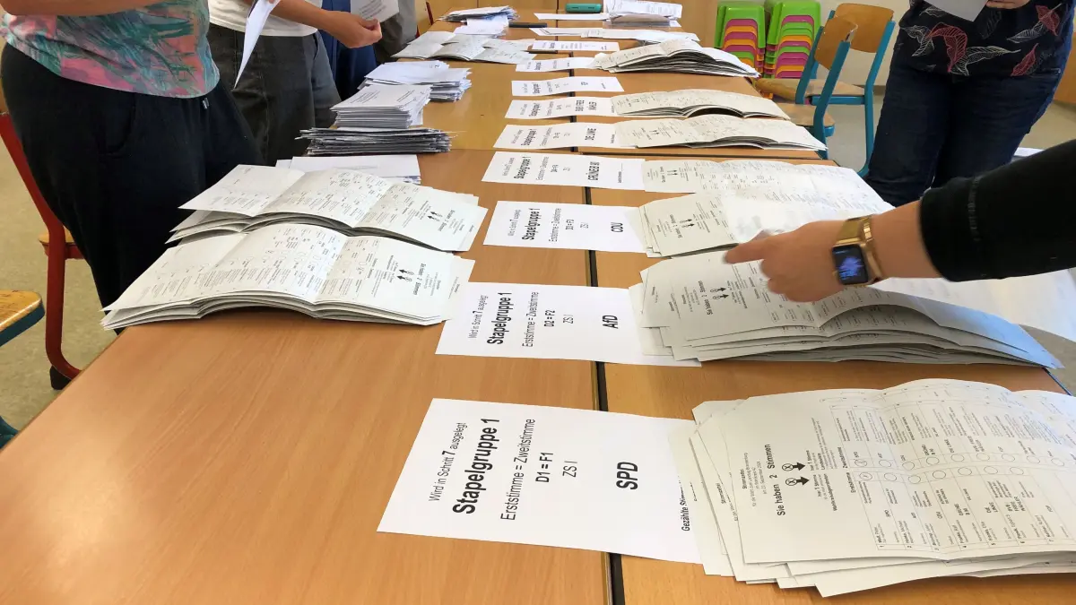 Nach der Landtagswahl in Brandenburg werden Stimmzettel in Spremberg ausgezählt.
