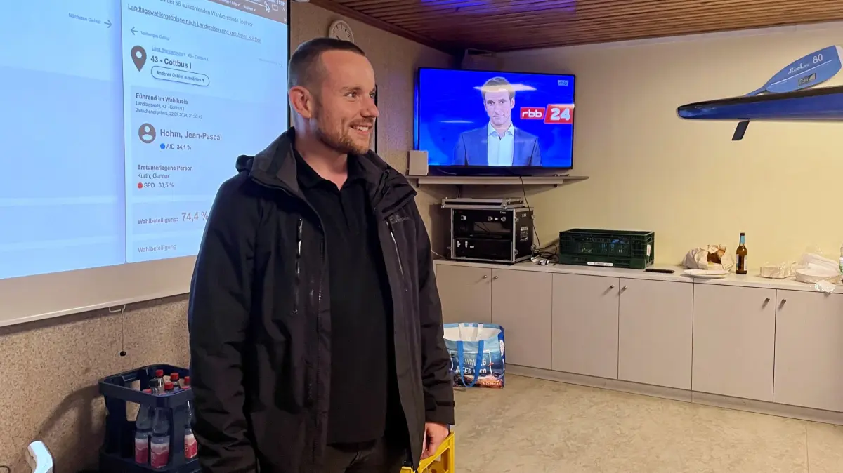 Lars Katzmarek ist der strahlende Sieger im Wahlkreis 44 im Cottbuser Süden. Gemeinsam mit seinen Parteikollegen feiert der SPD-Kandidat seinen Erfolg am Sonntagabend in Cottbus.