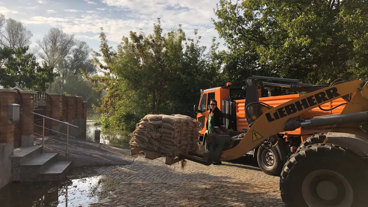 Hochwasser 2024-09-24: Fürstenberg/Oder, Ortsteil in Eisenhüttenstadt am 24.9.: die ersten Grundstücke und Straßen sind unter Wasser. Andreas Kainer macht sein Boot fest