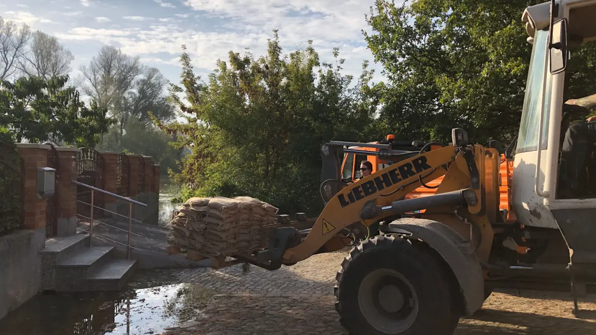 Sandsacklieferung für Fürstenberg , Wasser erreicht Grundstücke
