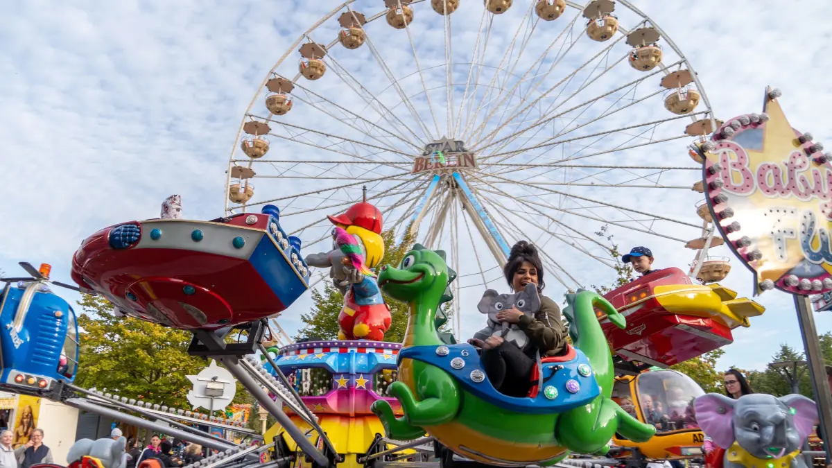 Kleine und große Besucher kommen beim Oktoberfest auf ihre Kosten. Auf dem Festgelände Alter Markt sorgen zahlreiche Fahrgeschäfte für echte Rummel-Atmosphäre.