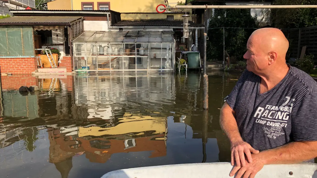 Hochwasser 2024-09-24: Fürstenberg/Oder, Ortsteil in Eisenhüttenstadt am 24.9.: die ersten Grundstücke und Straßen sind unter Wasser. Andreas Kainer macht sein Boot fest