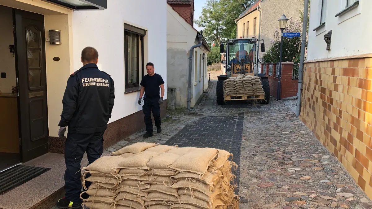 Hochwasser 2024-09-24: Fürstenberg/Oder, Ortsteil in Eisenhüttenstadt am 24.9.: die ersten Grundstücke und Straßen sind unter Wasser. Andreas Kainer macht sein Boot fest