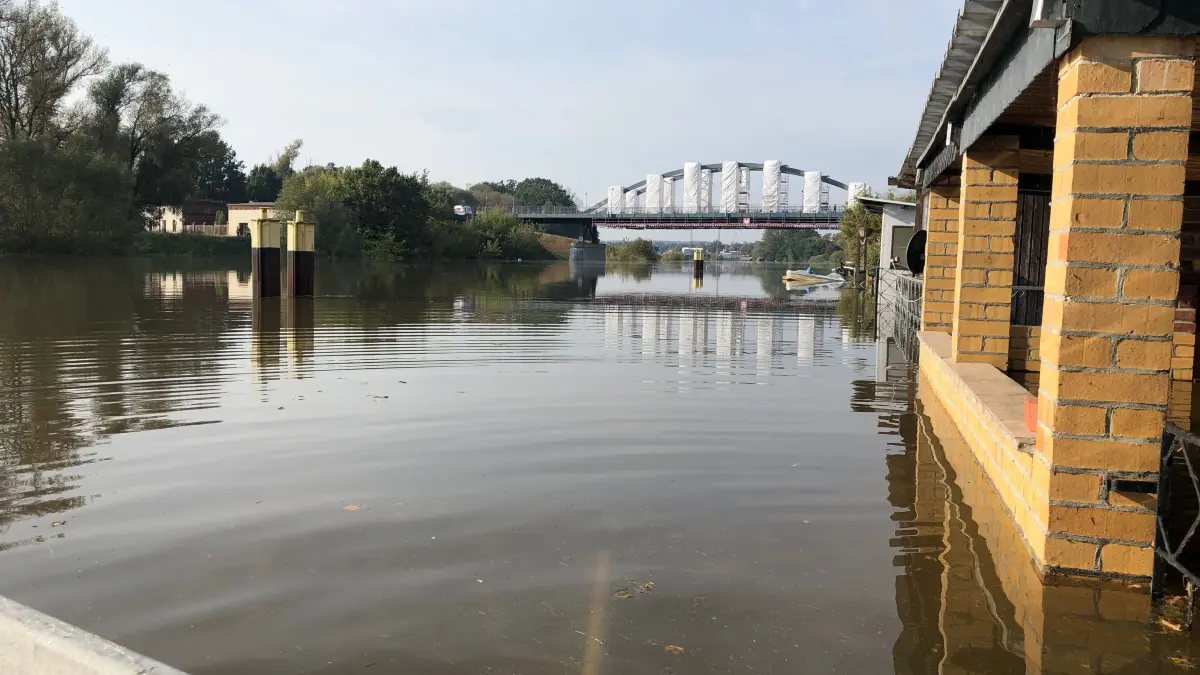 Hochwasser 2024-09-24: Fürstenberg/Oder, Ortsteil in Eisenhüttenstadt am 24.9.: die ersten Grundstücke und Straßen sind unter Wasser. Andreas Kainer macht sein Boot fest