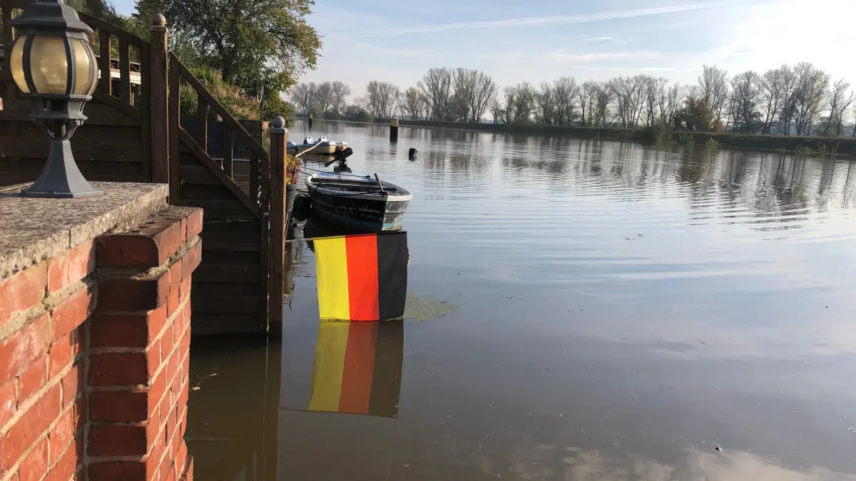 Hochwasser 2024-09-24: Fürstenberg/Oder, Ortsteil in Eisenhüttenstadt am 24.9.: die ersten Grundstücke und Straßen sind unter Wasser. Andreas Kainer macht sein Boot fest