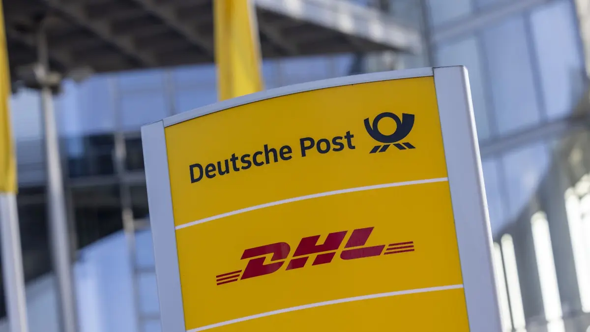 06.03.2024, Nordrhein-Westfalen, Bonn: Ein Hinweisschild der Deutschen Post und DHL steht vor der Zentrale der Deutschen Post. Das Unternehmen stellte auf einer Pressekonferenz am 06.03.2024 seine Jahreszahlen vor. Foto: Thomas Banneyer/dpa +++ dpa-Bildfunk +++