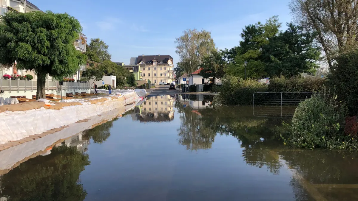 Hochwasser 2024-09-24: Fürstenberg/Oder, Ortsteil in Eisenhüttenstadt am 24.9.: die ersten Grundstücke und Straßen sind unter Wasser. Andreas Kainer macht sein Boot fest