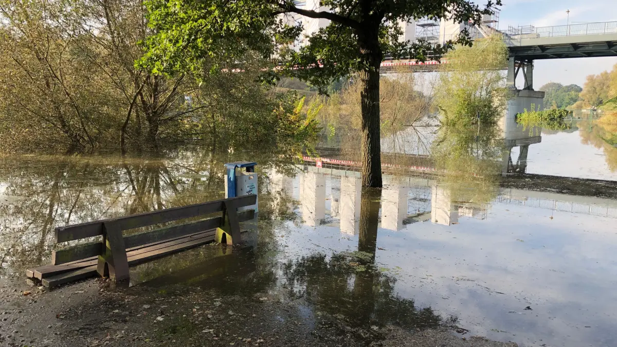 Hochwasser 2024-09-24: Fürstenberg/Oder, Ortsteil in Eisenhüttenstadt am 24.9.: die ersten Grundstücke und Straßen sind unter Wasser. Andreas Kainer macht sein Boot fest
