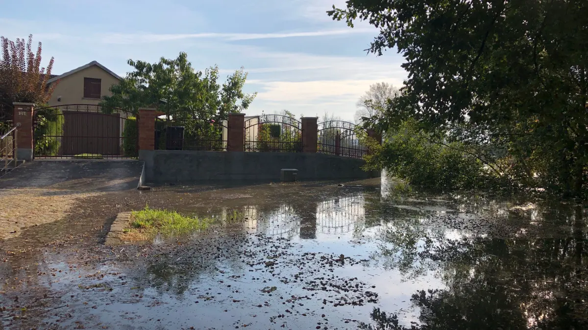 Hochwasser 2024-09-24: Fürstenberg/Oder, Ortsteil in Eisenhüttenstadt am 24.9.: die ersten Grundstücke und Straßen sind unter Wasser. Andreas Kainer macht sein Boot fest