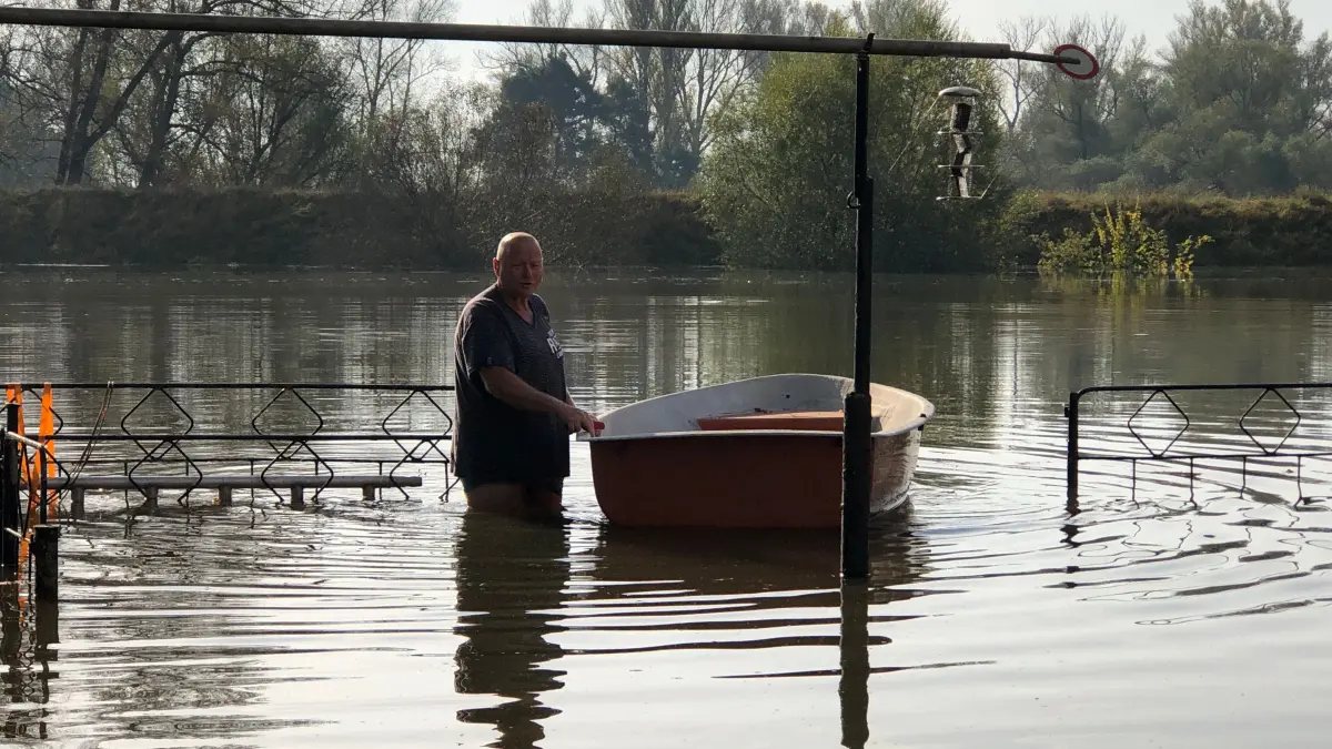 Hochwasser 2024-09-24: Fürstenberg/Oder, Ortsteil in Eisenhüttenstadt am 24.9.: die ersten Grundstücke und Straßen sind unter Wasser. Andreas Kainer macht sein Boot fest