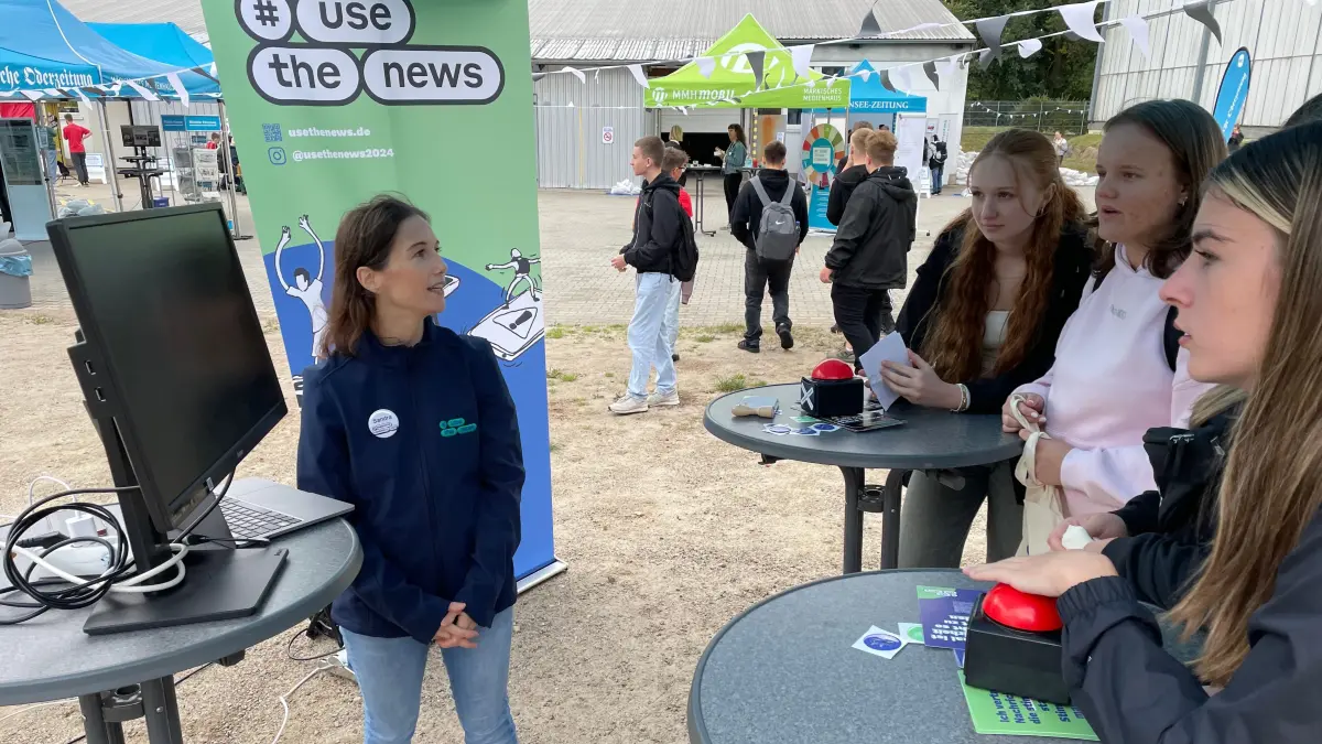 Sandra Jütte mit Schülerinnen und Schülern beim Newscamp Brandenburg 2024 in Frankfurt (Oder)