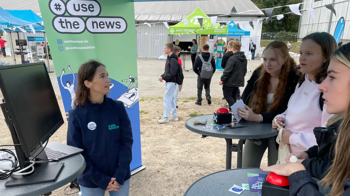 Sandra Jütte mit Schülerinnen und Schülern beim Newscamp Brandenburg 2024 in Frankfurt (Oder)