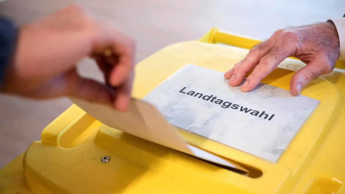 Ein Wähler wirft seinen Stimmzettel in die Wahlurne mit der Beschriftung „Landtagswahl“. In Brandenburg findet am Sonntag die Landtagswahl statt. +++ dpa-Bildfunk +++