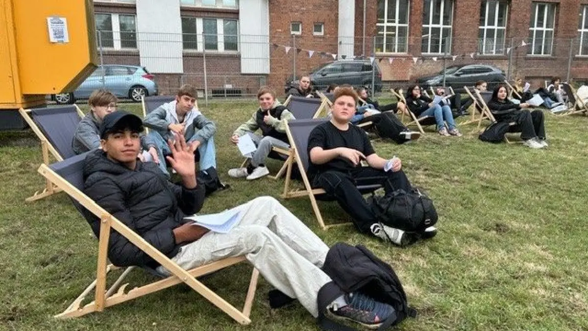 Schülerinnen und Schüler der Paul-Werner-Oberschule in Cottbus warten auf den Newscamp-Beginn