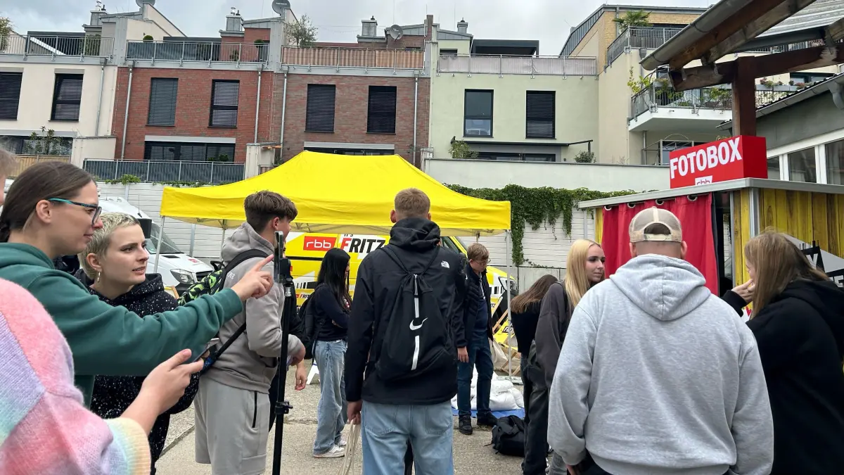An den Ständen von Radio Fritz, KI - Künstliche Intelligenz und die Fotobox.