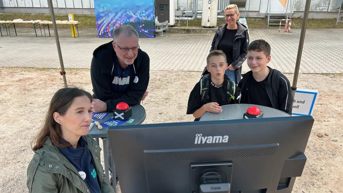 Sandra Jütte und Claus Liesegang, Chefredakteur von Märkischer Oderzeitung und Lausitzer Rundschau, mit Schüler beim Newscamp Brandenburg in Frankfurt (Oder).