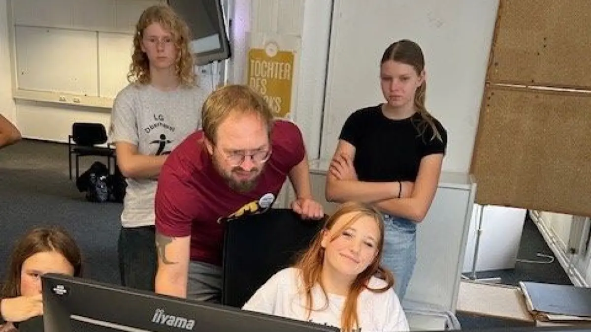 Online-Redakteur Marco Marschall erklärt, wie eine Nachricht in einen Newsblog eingepflegt wird.