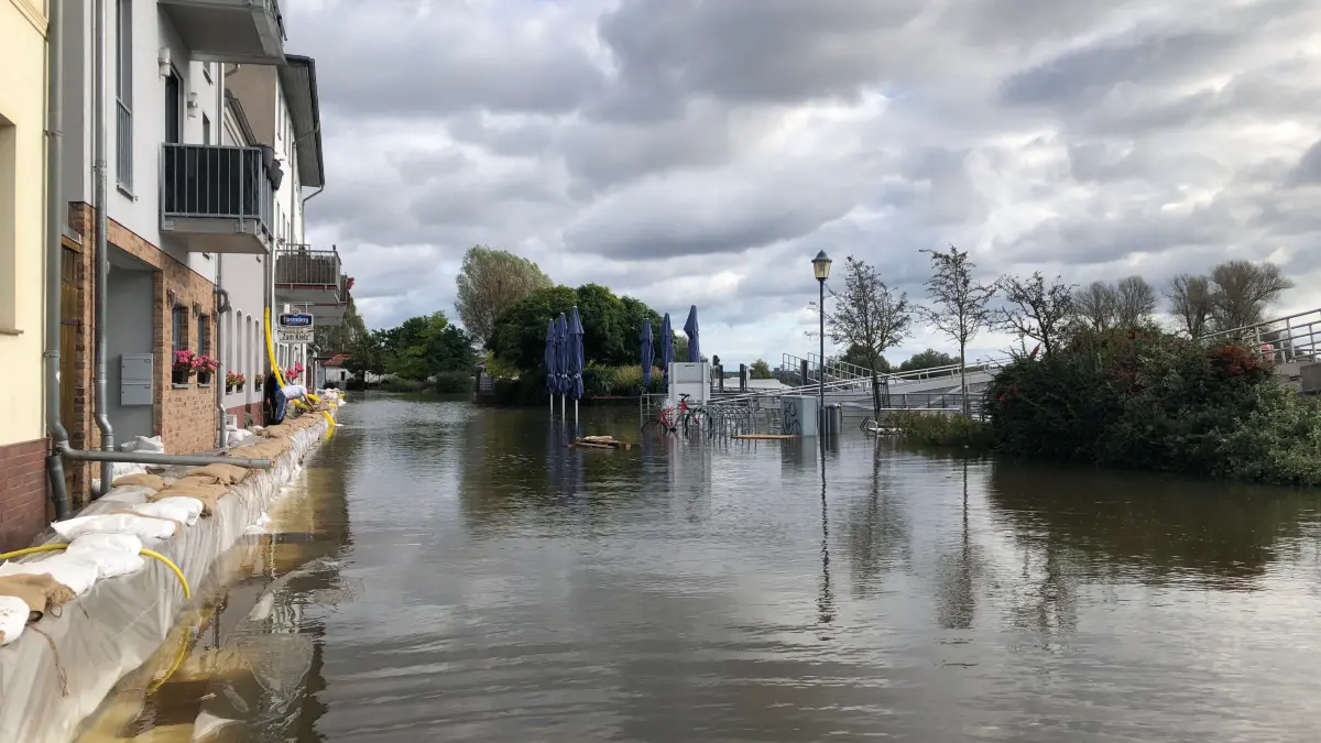 Hochwasser an der Oder: In Fürstenberg, Ortsteil von Eisenhüttenstadt, steht das Wasser am Bollwerk fast kniehoch.