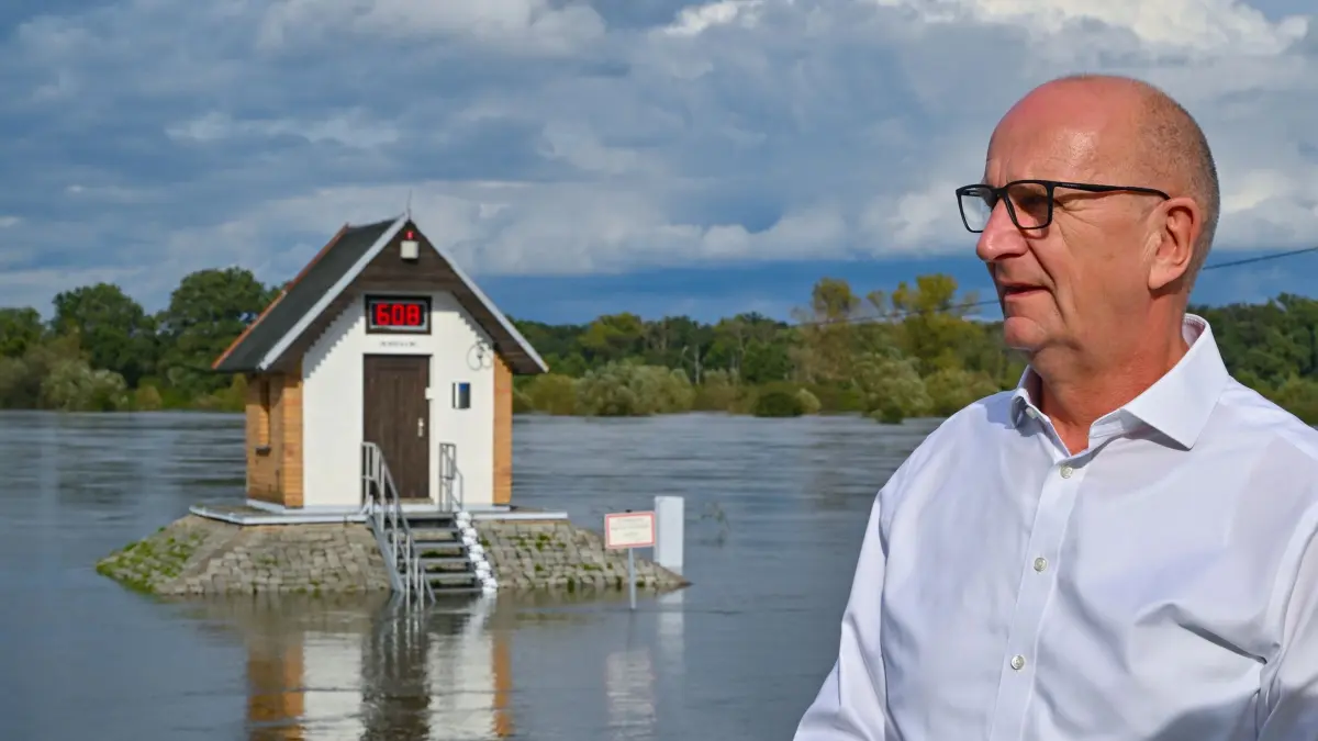 Hochwasser in Brandenburg: 25.09.2024, Brandenburg, Ratzdorf: Dietmar Woidke (SPD), Ministerpräsident von Brandenburg, steht am Pegelhaus von Ratzdorf, das einen Wasserstand von 6,08 Meter des Flusses Oder anzeigt. Bereits am Dienstagabend (24.09.2024) war erstmals in der derzeitigen Hochwasserlage die höchste Alarmstufe 4 am Pegel bei Ratzdorf (Oder-Spree-Kreis) erreicht worden. Foto: Patrick Pleul/dpa +++ dpa-Bildfunk +++