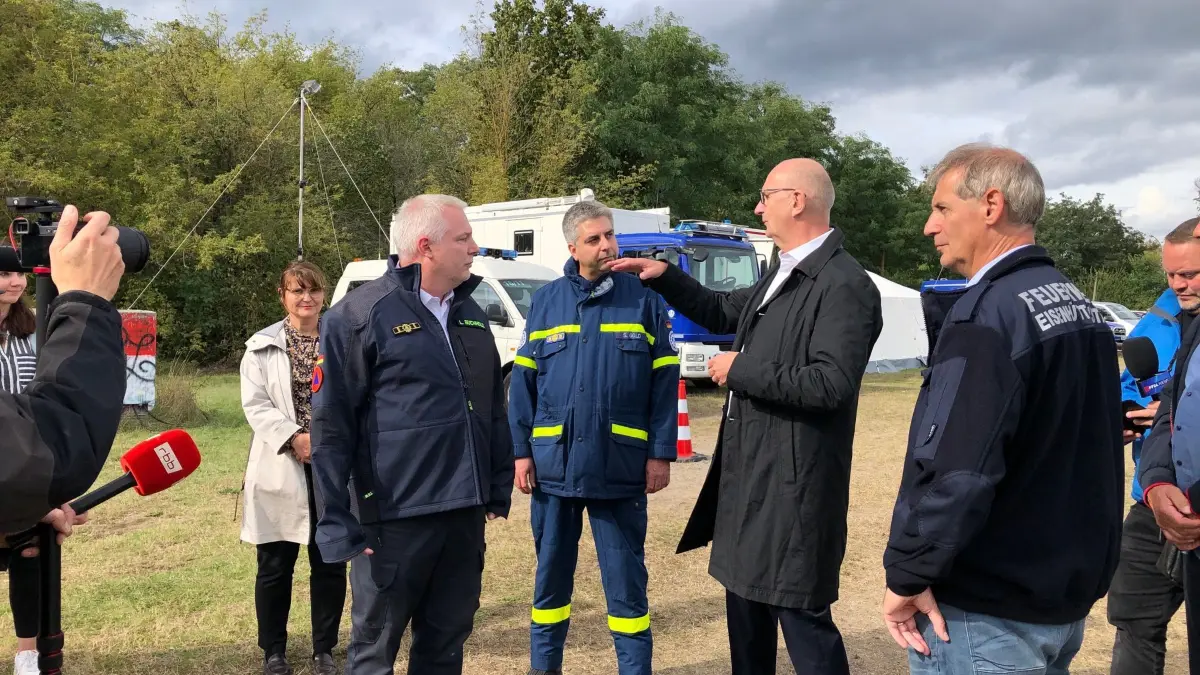 Ministerpräsident Dietmar Woidke besucht Eisenhüttenstadt und Ratzdorf, um sich vor Ort ein Bild von der Hochwasserlage zu machen. Die erste Station war der Inselvorplatz in Eisenhüttenstadt, wo das THW rund um die Ihr Sandsäcke befüllt.