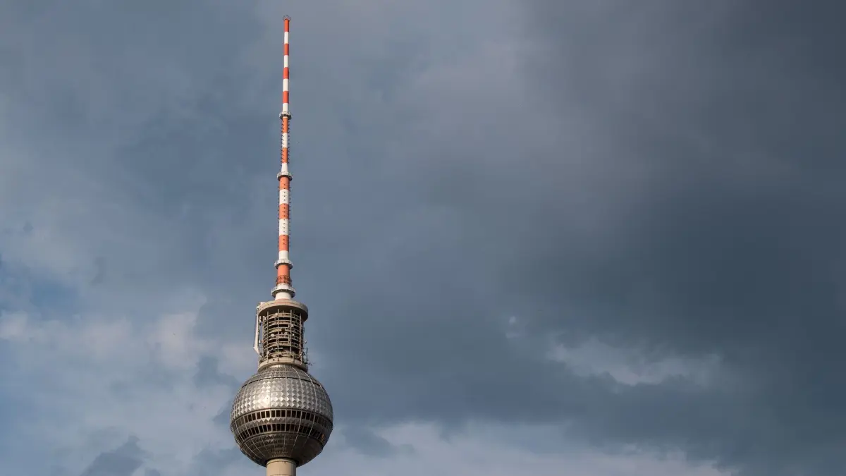 Dunkle Wolken über dem Fernsehturm: ARCHIV - 30.05.2018, Berlin: Hinter dem Berliner Fernsehturm ziehen dunkle Wolken auf. (zu dpa: «Viele Wolken in Berlin und Brandenburg - Gewitter möglich») Foto: Fabian Sommer/dpa +++ dpa-Bildfunk +++