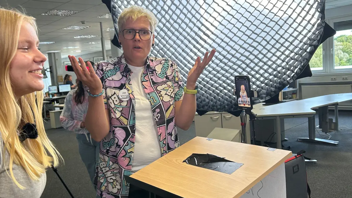 Jasmin Brünecke, Chefin vom Social Media-Team, erklärt den Schülerinnen und Schülern, was alles beachtet werden muss, um ein Reel für Instagram zu erstellen.