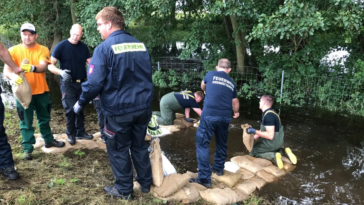 Hochwasser an der Oder. Auf dem Deich zwischen Vogelsang und Eisenhüttenstadt treten immer mehr Sickerstellen auf. Die Feuerwehr Eisenhüttenstadt dichtet die Stellen mit Sandsäcken ab.