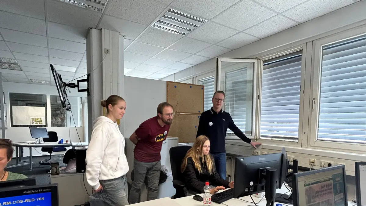 Wie wird ein Newsblog erstellt und wie werden Nachrichten darin eingepflegt - die Online-Redakteure Marco Maschall (M.) und Stephan Meyer (r.) erklären Schülerinnen wie das gemacht wird.