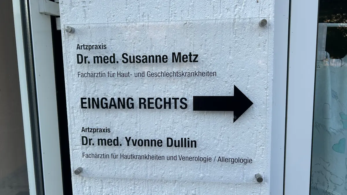 Die beiden Hautarztpraxen in Neuruppin nehmen aktuell keine neuen Patienten mehr auf. Der nächste Hautarzt ist in Wittstock, doch auch hier sieht es kritisch aus.