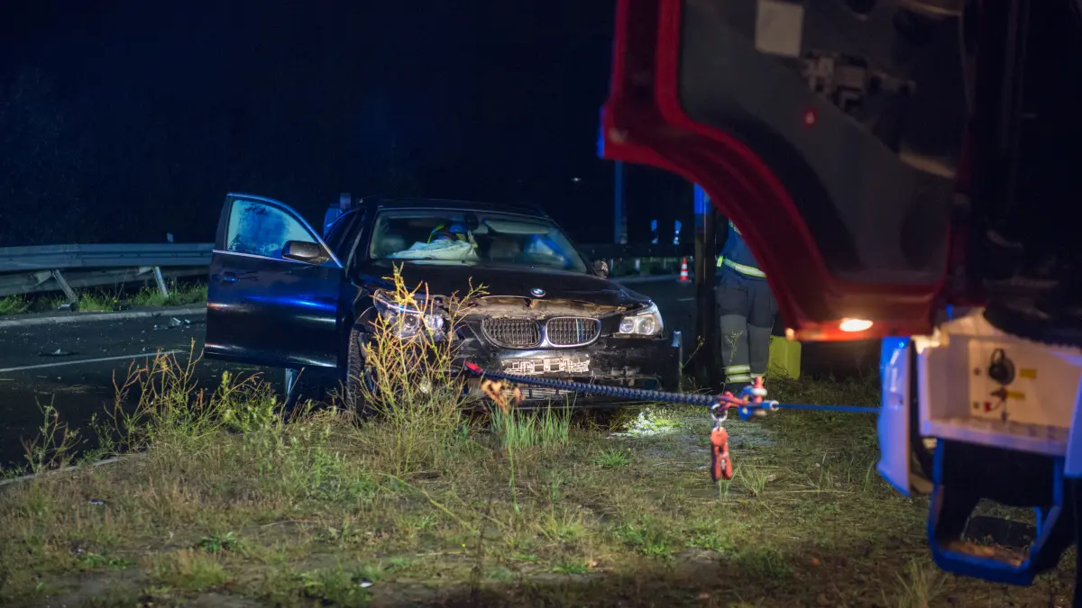Der BMW musste mit einer Seilwinde geborgen werden, um die Fahrbahn für den Verkehr freizugeben,